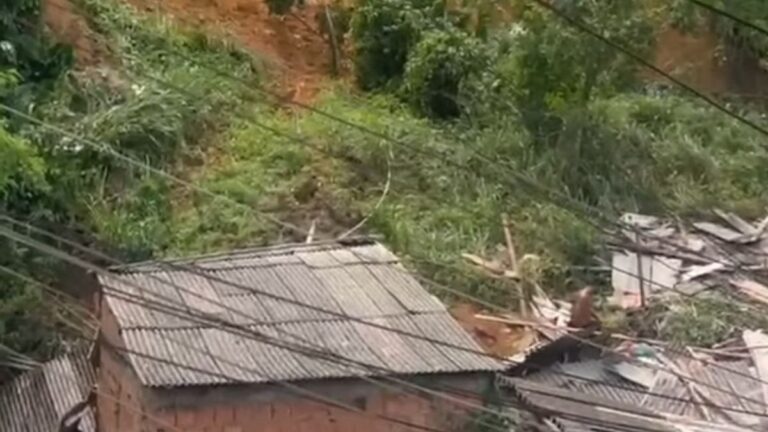 Deslizamento de Terra em Manaus Deixa Família Soterrada