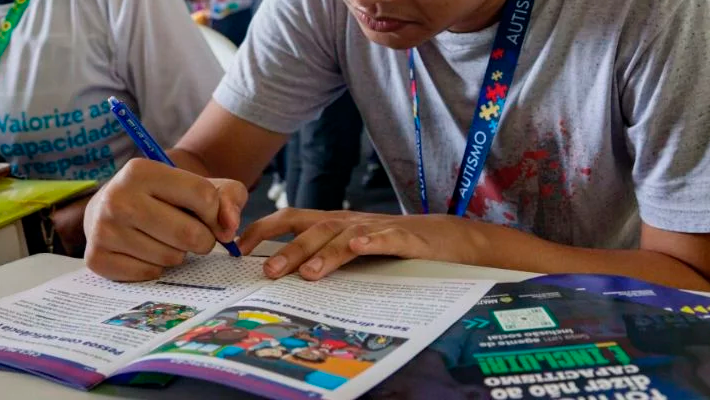 Sem Titulo 1fg Inclusão de Alunos com Autismo no Ensino Superior: Como Garantir o Acolhimento e o Respeito ?