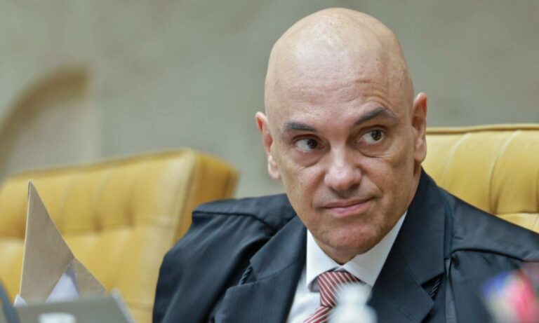 Moraes pede opinião da PGR sobre apreender passaporte de Eduardo Bolsonaro