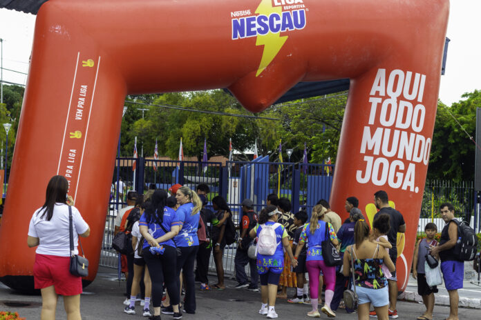 Jovens participam de atividades esportivas na Liga Esportiva Nescau em Manaus, na Vila Olímpica.