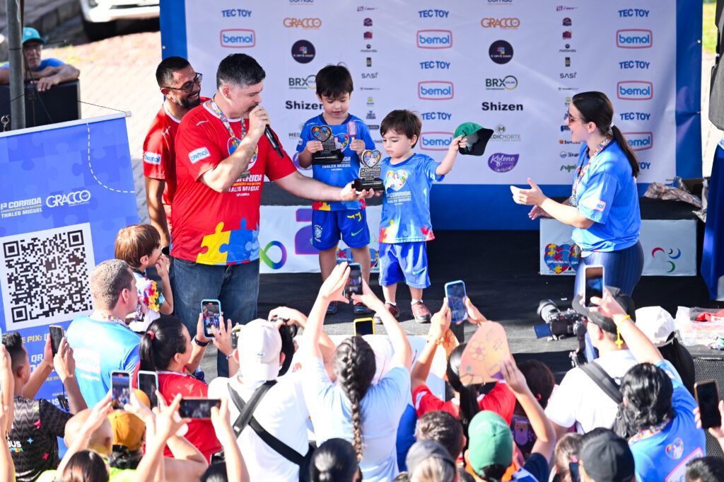 2ª Corrida da Difusora Thales Miguel em Manaus: Esporte e Conscientização sobre o Autismo 1 2ª Corrida da Difusora Thales Miguel em Manaus: Esporte e Conscientização sobre o Autismo Participantes da Corrida da Difusora Thales Miguel correndo pelo Centro Histórico de Manaus com camisetas do evento