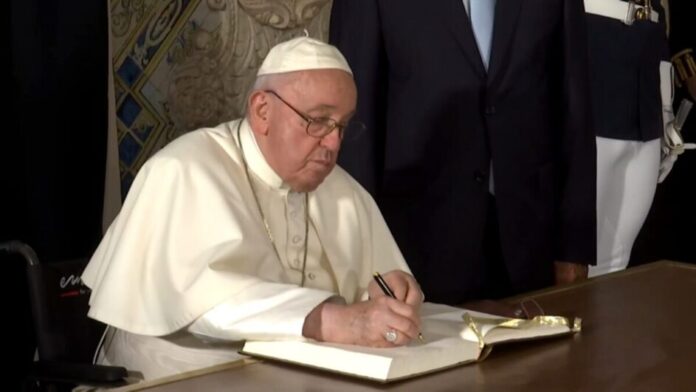 Papa Francisco sorrindo durante uma audiência no Vaticano