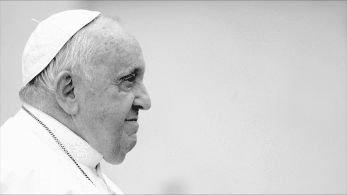 Papa Francisco acenando para multidão na Praça São Pedro