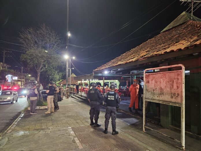 Agentes realizam fiscalização em bares de Manaus durante operação noturna