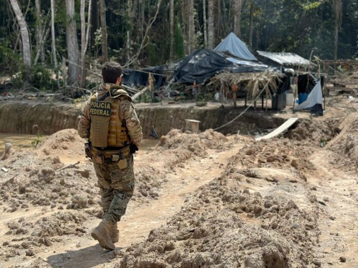 Operação contra garimpo ilegal no Amazonas apreende dragas no rio Madeira