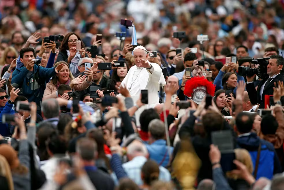 Papa Francisco: O Legado de um Pontífice Reformador e Humanitário 1 Papa Francisco: O Legado de um Pontífice Reformador e Humanitário Papa Francisco acena para fiéis na Praça São Pedro durante celebração da Páscoa, neste domingo (21). — Foto: Reuters