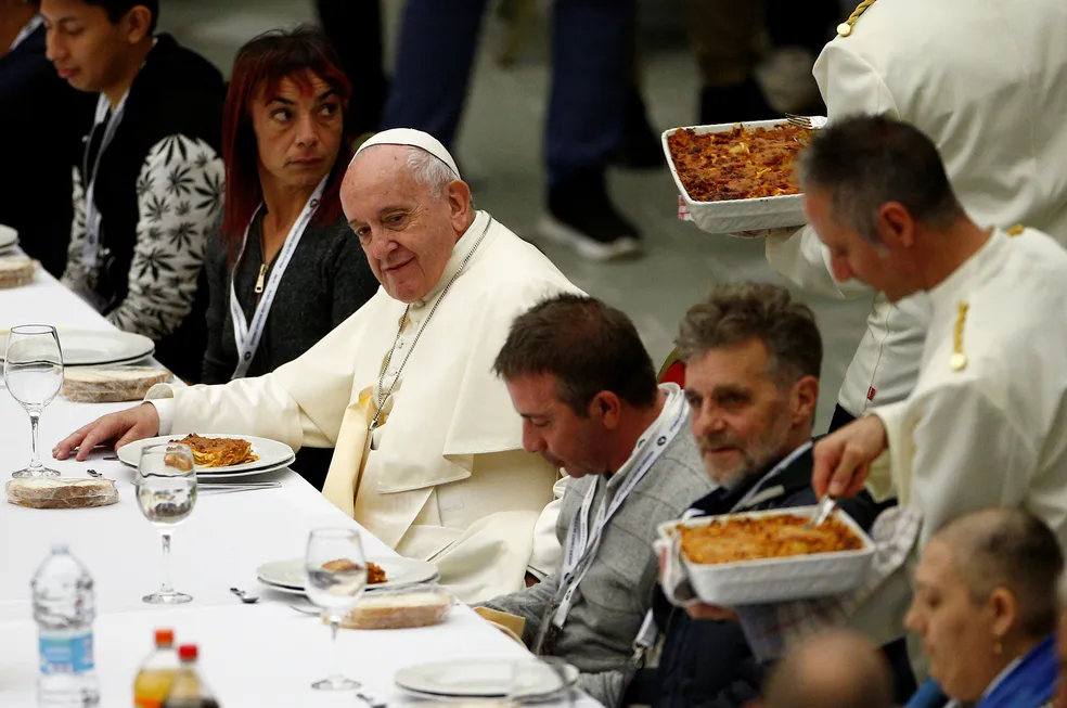 Papa Francisco: O Legado de um Pontífice Reformador e Humanitário 3 Papa Francisco: O Legado de um Pontífice Reformador e Humanitário Papa Francisco durante almoço com moradores de rua no Vaticano — Foto: Guglielmo Mangiapane/Reuters