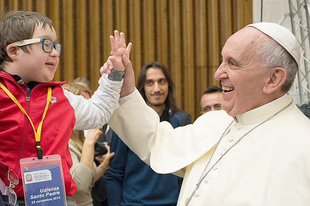 Papa Francisco: O Legado de um Pontífice Reformador e Humanitário 7 Papa Francisco: O Legado de um Pontífice Reformador e Humanitário Papa Francisco e sua forma de encantar as crianças sem distinção.