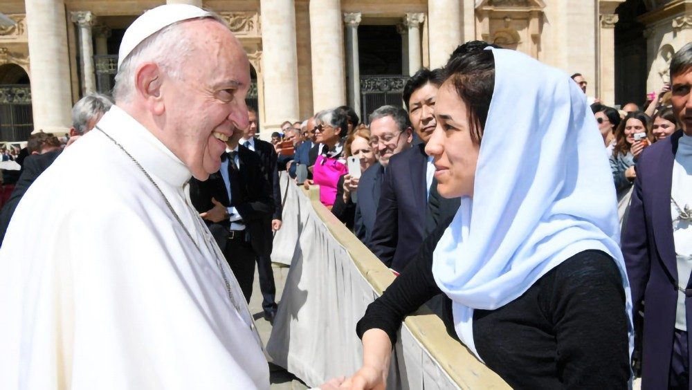 Papa Francisco: O Legado de um Pontífice Reformador e Humanitário 2 Papa Francisco: O Legado de um Pontífice Reformador e Humanitário Nadia Murad (ativista de direitos humanos iazidi, ganhadora do Prêmio Nobel da Paz 2018) encontra o Papa Francisco