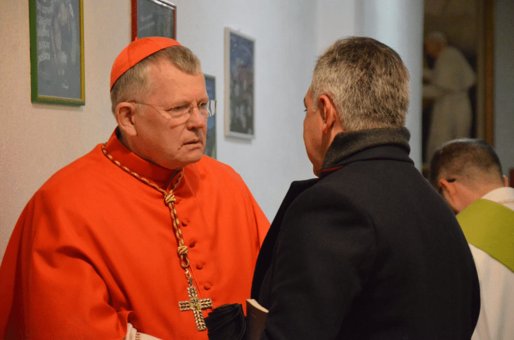 Conclave: Os Cardeais Brasileiros na Escolha do Novo Papa 6 Conclave: Os Cardeais Brasileiros na Escolha do Novo Papa Fumaça branca saindo da chaminé da Capela Sist