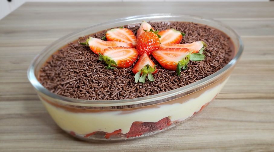 8 Receitas para Evitar Desperdício com Sobras da Páscoa. 3 8 Receitas para Evitar Desperdício com Sobras da Páscoa. Doce de prestígio com morango