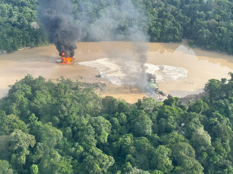 Operação no Amazonas Desmantela Garimpos Ilegais e Prende 15 Pessoas em Humaitá 1 Operação no Amazonas Desmantela Garimpos Ilegais e Prende 15 Pessoas em Humaitá Operação contra garimpo ilegal no Amazonas apreende dragas no rio Madeira