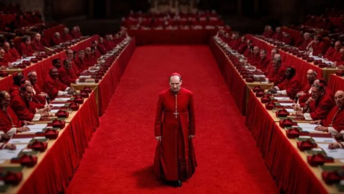 Fumaça preta saindo da chaminé da Capela Sistina durante o conclave 2025