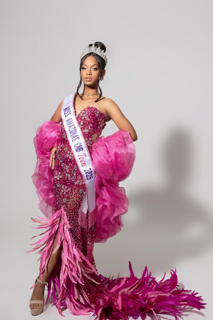 Ariely Sena vestindo look regional representando o Amazonas no Miss Brasil CNB Teen 2025