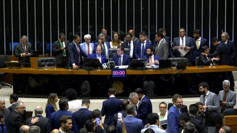 Deputado Delegado Ramagem em sessão na Câmara dos Deputados
