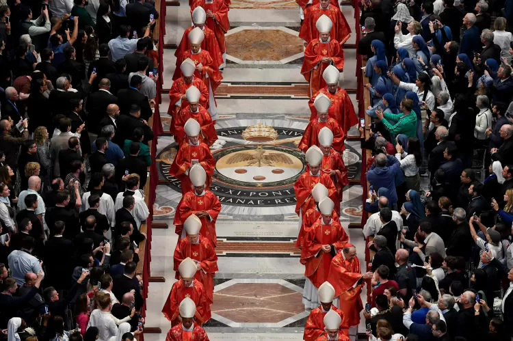 foto mostra cardeais durante uma missa na basilica de sao pedro no vaticano 1º dia Conclave 2025:Votação Termina sem Eleição de Novo Papa