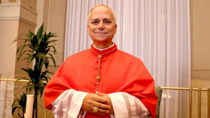 Texto Alt (Imagem de Destaque): Papa Leão XIV discursando na Praça de São Pedro, Vaticano