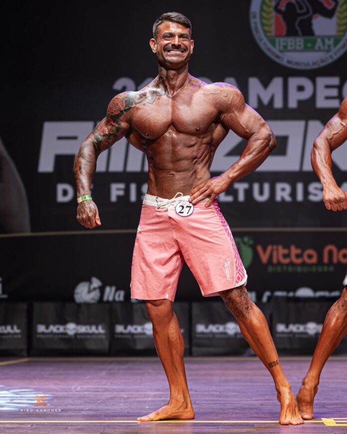 Gabriel Sabbá, atleta de fisiculturismo, durante competição em Manaus.