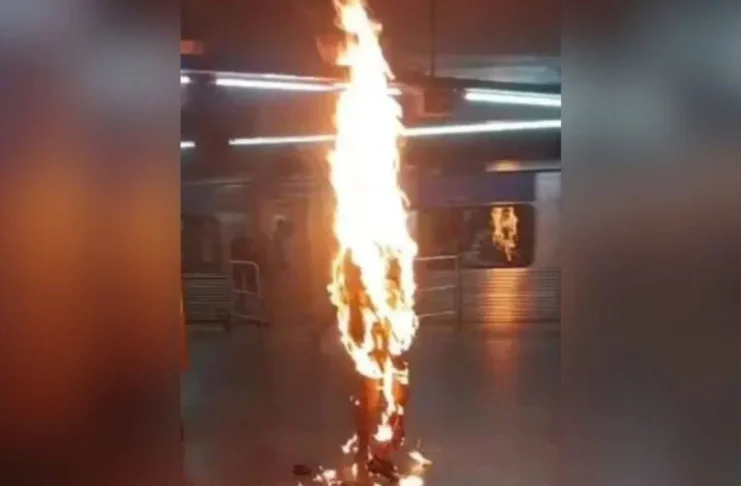 Homem Ateia Fogo no Próprio Corpo na Estação São Bento do Metrô de SP Homem Ateia Fogo no Próprio Corpo na Estação São Bento do Metrô de SP