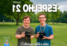 Jovens com deficiência intelectual fotografando no projeto Espelho 21, em Manaus