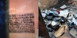 Ataque destrói templo maçônico e levanta alerta ideológico Templo maçônico com sinais de incêndio e cartaz bíblico no portão
