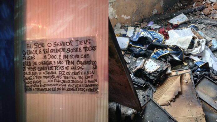 Templo maçônico com sinais de incêndio e cartaz bíblico no portão
