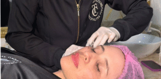 Flacidez após emagrecimento rápido: saiba como evitar e manter a firmeza da pele Mulher sorrindo, com pele facial firme e contornos redefinidos após tratamento estético