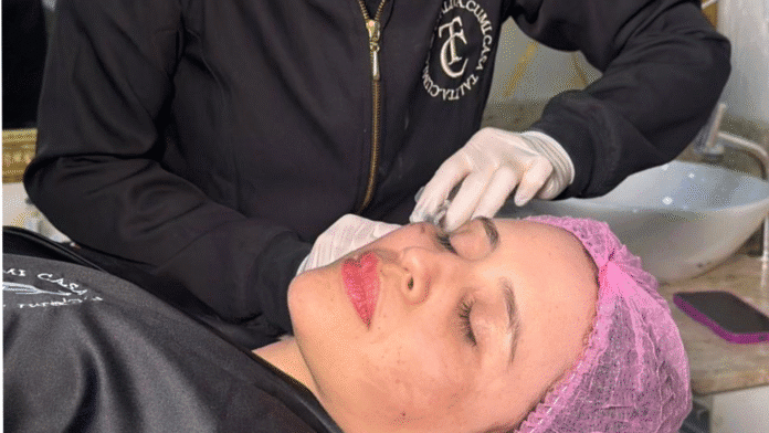 Mulher sorrindo, com pele facial firme e contornos redefinidos após tratamento estético