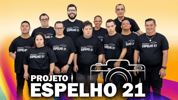 Jovens com deficiência intelectual expõem fotografias no Projeto Espelho 21 em Manaus