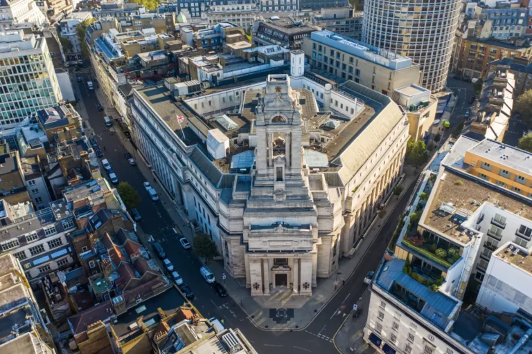 Imagem frontal do Freemasons' Hall em Londres, memorial maçônico em estilo Art Déco