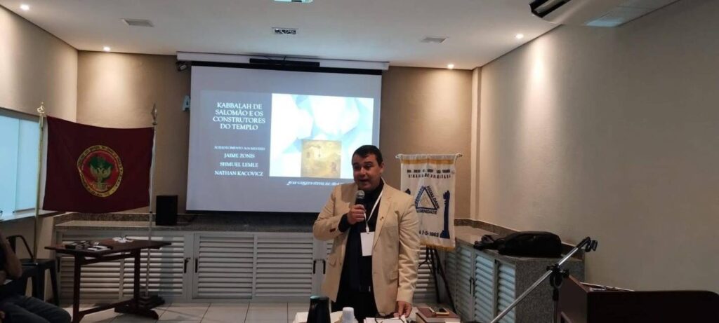 Aula inaugural de Kabbalah reúne maçons e autoridades em Brasília-DF 1 Aula inaugural de Kabbalah reúne maçons e autoridades em Brasília-DF Irmãos maçons reunidos em auditório na Aula Inaugural do Curso de Kabbalah em Brasília-DF