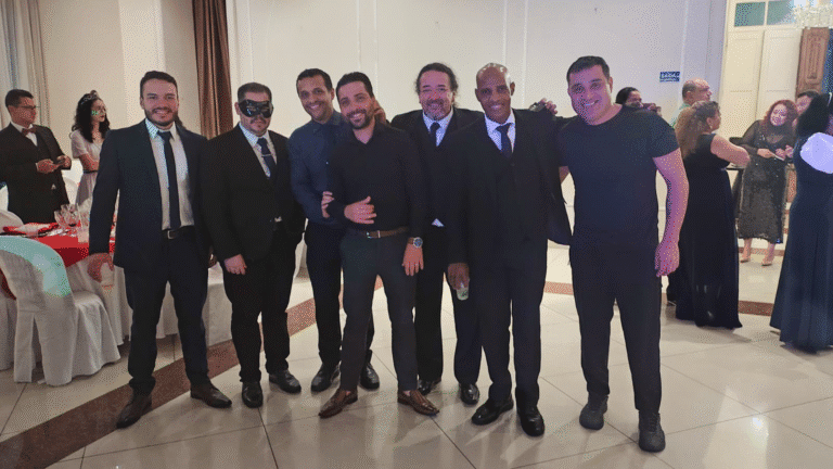 Baile beneficente Uma Noite em Veneza da Maçonaria do Amazonas no Palácio Rio Negro, com convidados em trajes de gala e máscaras venezianas